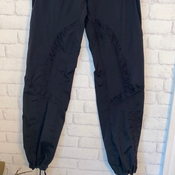 Lululemon Black Ruffle Pants Size 4 Studio ? - Picture 3 of 16